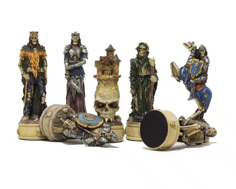 Conjunto Mortos-Vivos Tabuleiro em Couro Sintético Preto e Jogo de Xadrez em Resina Pintado à Mão - Image 9