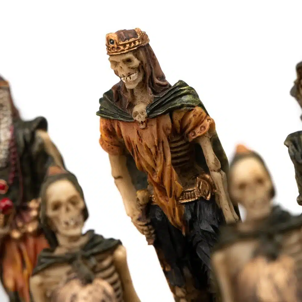 Conjunto Mortos-Vivos Tabuleiro em Couro Sintético Preto e Jogo de Xadrez em Resina Pintado à Mão - Image 6
