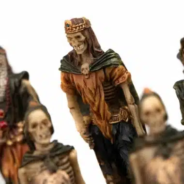 Conjunto Mortos-Vivos III Tabuleiro de Xadrez em Couro Sintético Mundo Antigo com Arrumação e Jogo de Xadrez em Resina Pintado à Mão - Image 9