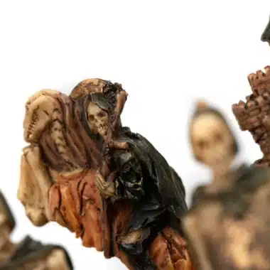 Conjunto Mortos-Vivos III Tabuleiro de Xadrez em Couro Sintético Mundo Antigo com Arrumação e Jogo de Xadrez em Resina Pintado à Mão - Image 10