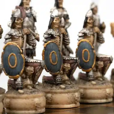 Conjunto Mortos-Vivos III Tabuleiro de Xadrez em Couro Sintético Mundo Antigo com Arrumação e Jogo de Xadrez em Resina Pintado à Mão - Image 8