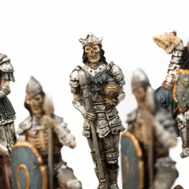 Conjunto Mortos-Vivos III Tabuleiro de Xadrez em Couro Sintético Mundo Antigo com Arrumação e Jogo de Xadrez em Resina Pintado à Mão - Image 7