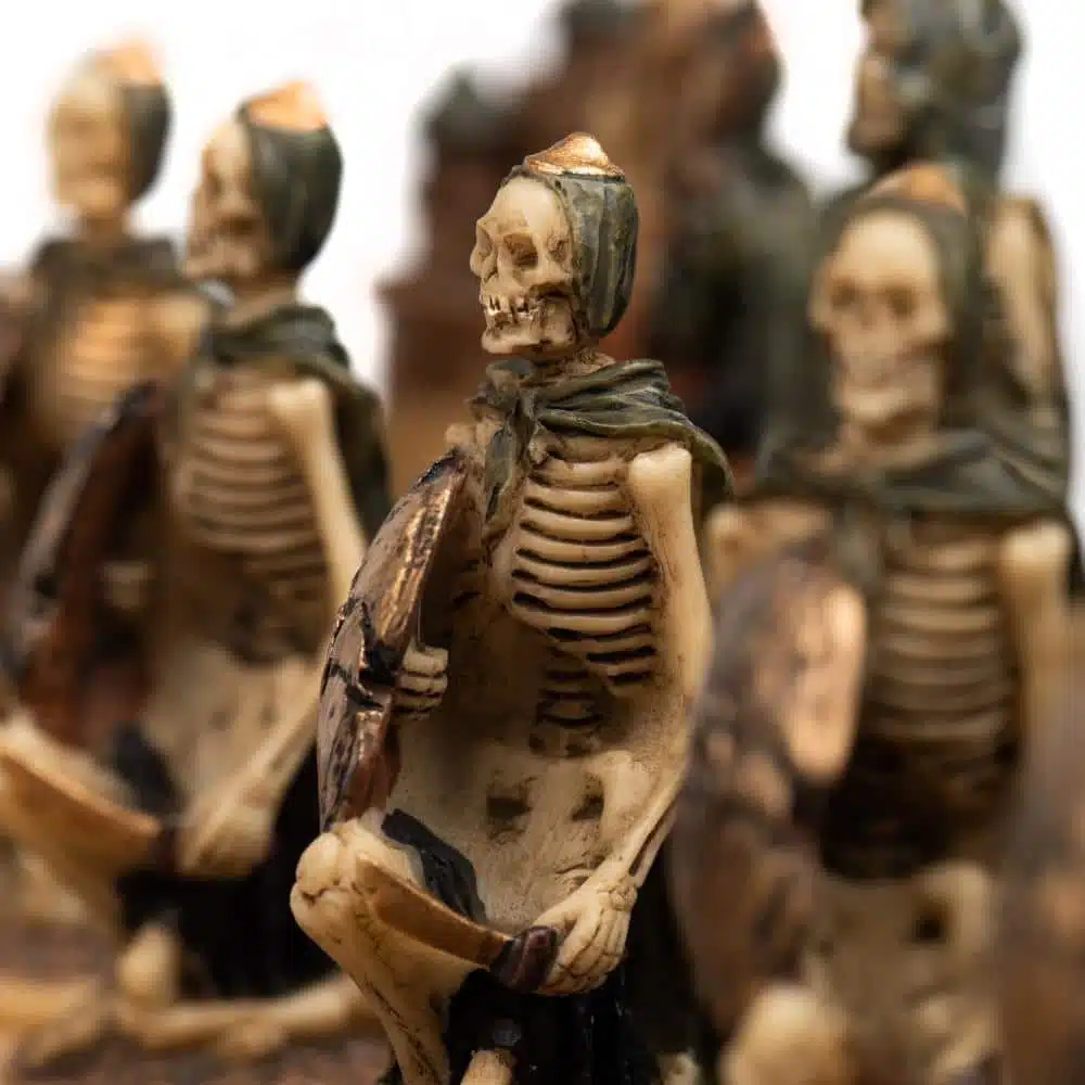 Conjunto Mortos-Vivos Tabuleiro em Couro Sintético Preto e Jogo de Xadrez em Resina Pintado à Mão - Image 3