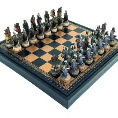 Conjunto Mortos-Vivos II Tabuleiro de Xadrez em Simili-Couro Preto com Arrumação e Jogo de Xadrez em Resina Pintado à Mão