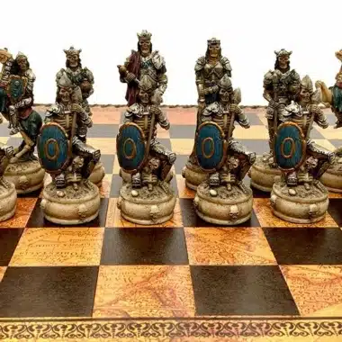 Conjunto Mortos-Vivos III Tabuleiro de Xadrez em Couro Sintético Mundo Antigo com Arrumação e Jogo de Xadrez em Resina Pintado à Mão - Image 5