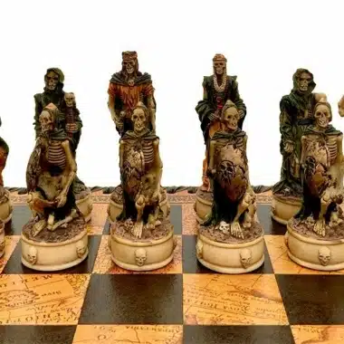 Conjunto Mortos-Vivos III Tabuleiro de Xadrez em Couro Sintético Mundo Antigo com Arrumação e Jogo de Xadrez em Resina Pintado à Mão - Image 6