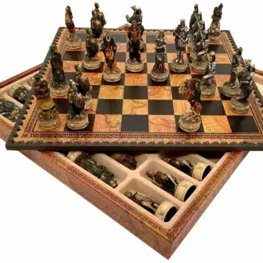 Conjunto Mortos-Vivos III Tabuleiro de Xadrez em Couro Sintético Mundo Antigo com Arrumação e Jogo de Xadrez em Resina Pintado à Mão