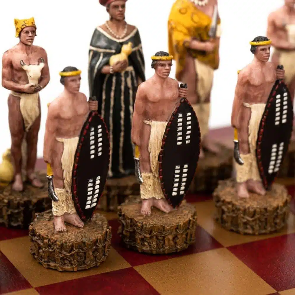 Conjunto Guerra Anglo-Zulu Tabuleiro em Pele Sintética Vermelha e Jogo de Xadrez em Resina Pintado à Mão - Image 4