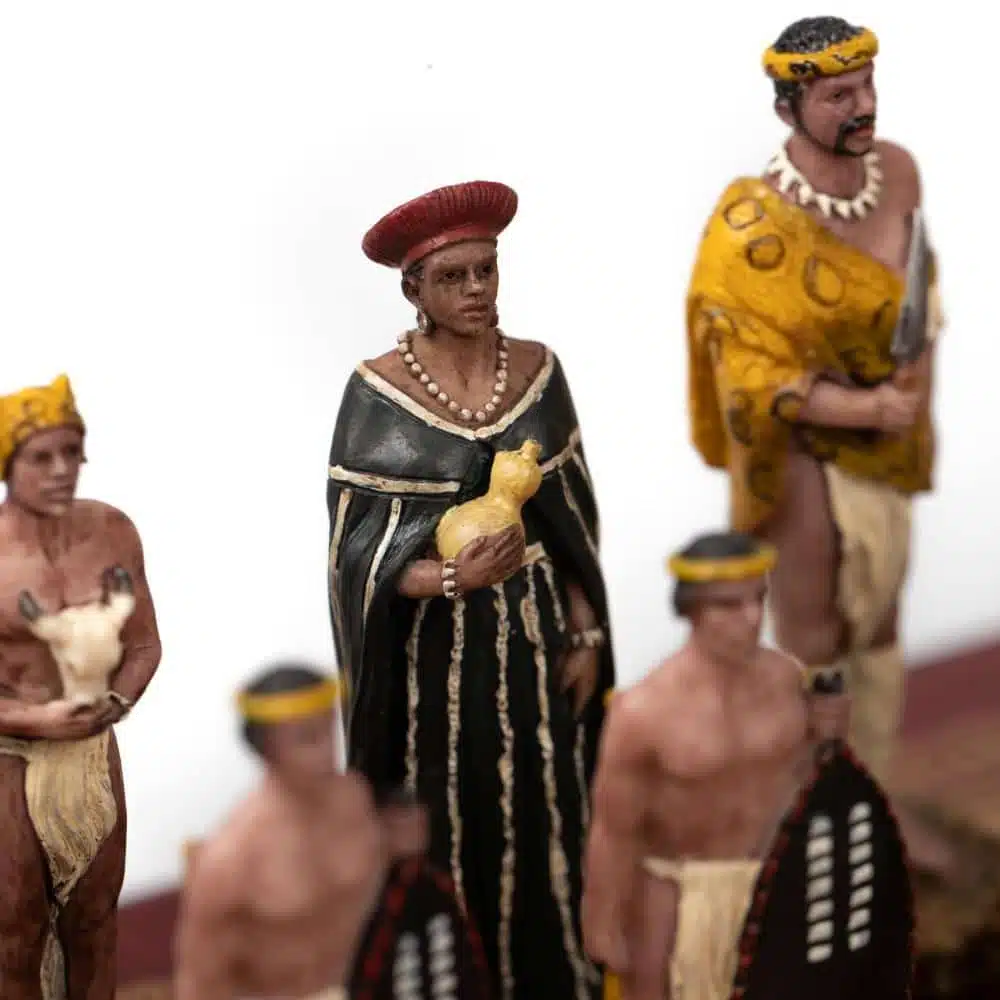 Conjunto Guerra Anglo-Zulu Tabuleiro em Pele Sintética Vermelha e Jogo de Xadrez em Resina Pintado à Mão - Image 5