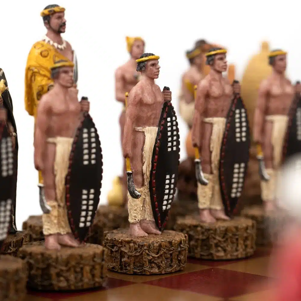 Conjunto Guerra Anglo-Zulu Tabuleiro em Pele Sintética Vermelha e Jogo de Xadrez em Resina Pintado à Mão - Image 6