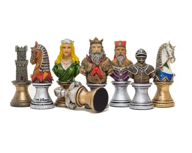 Conjunto Busto Medieval II Tabuleiro Preto e Dourado em Couro Sintético e Jogo de Xadrez em Resina Pintado à Mão - Image 8