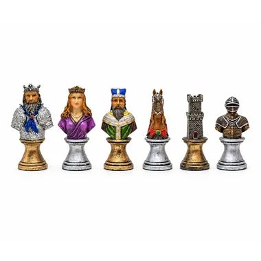 Peças de xadrez em resina pintada, bustos medievais de reis, damas e cavalos