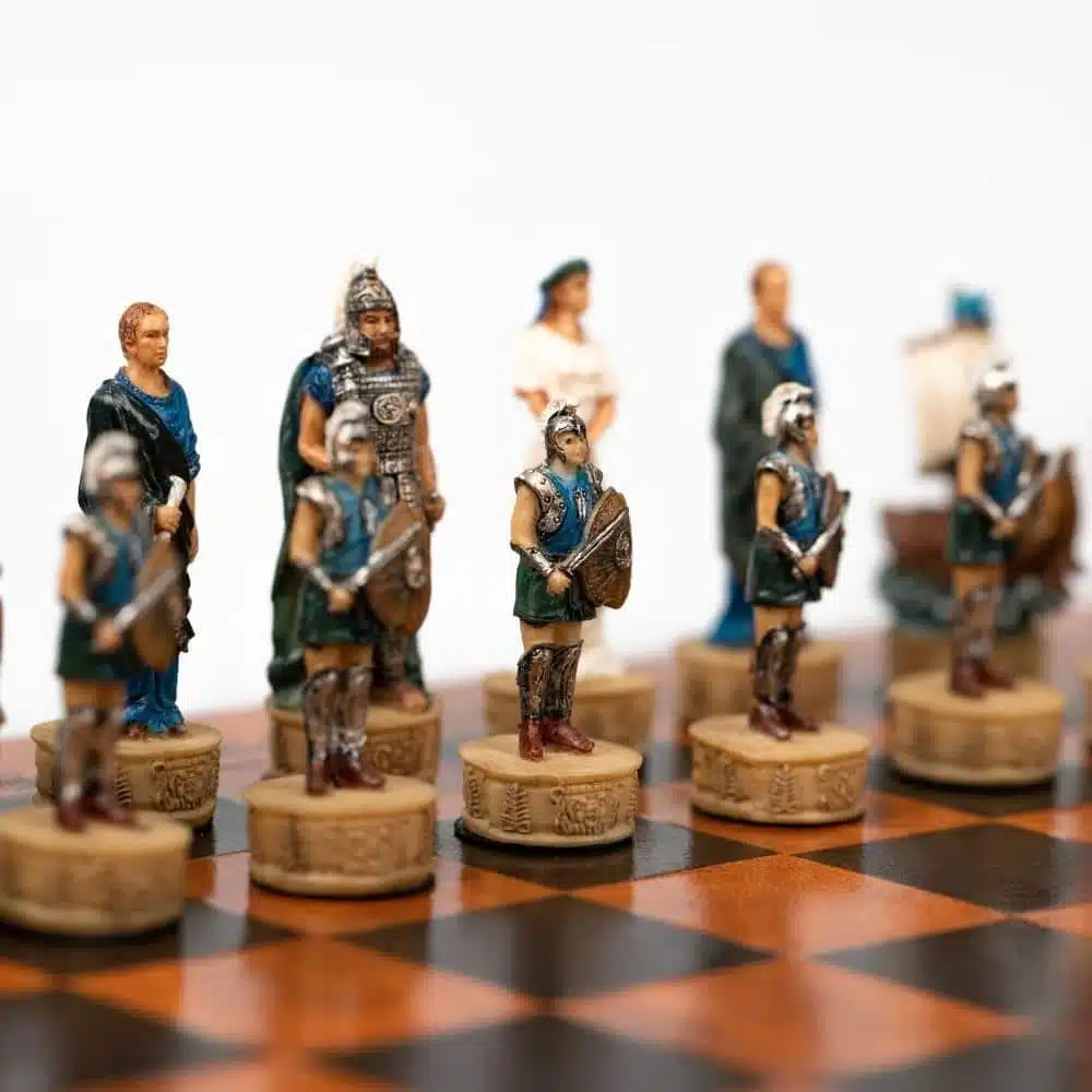 Conjunto Guerra de Troia Tabuleiro em Couro Sintético e Jogo de Xadrez em Resina Pintado à Mão - Image 4