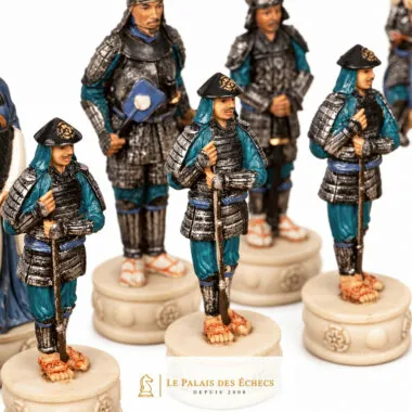 Peças de xadrez samurai em resina pintada, pormenor dos soldados com armadura azul