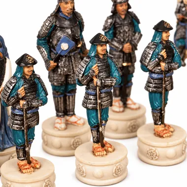 Peças de xadrez samurai em resina pintada, pormenor dos soldados com armadura azul