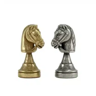 Dois cavalos de metal, um dourado e outro prateado, frente a frente