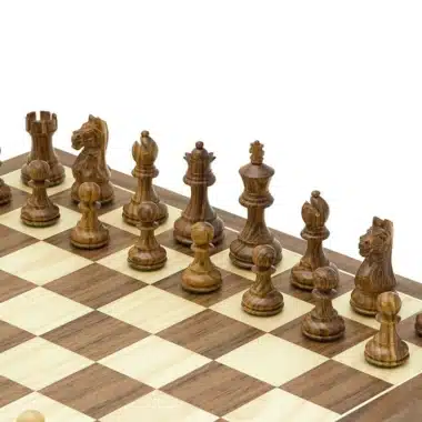 Alternative view of Conjunto Fierce Knight Castanho Tabuleiro de Xadrez em Madeira de Nogueira e Ácer, Jogo de Xadrez em Pau-Rosa e Caixa de Arrumação em Madeira de Buxo