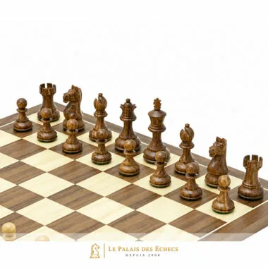 Peças de xadrez Fierce Knight castanhas dispostas no tabuleiro de nogueira