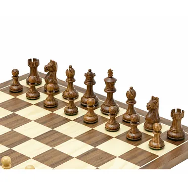 Peças de xadrez Fierce Knight castanhas dispostas no tabuleiro de nogueira