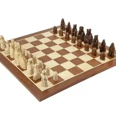 Conjunto Ilha de Lewis Gigante Tabuleiro de Xadrez em Madeira de Ácer e Mogno e Jogo de Xadrez completo (peças + tabuleiro) Ilha de Lewis