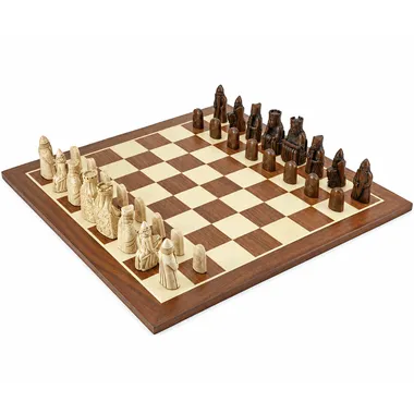 Tabuleiro gigante de ácer e mogno com jogo de xadrez Isle of Lewis disposto