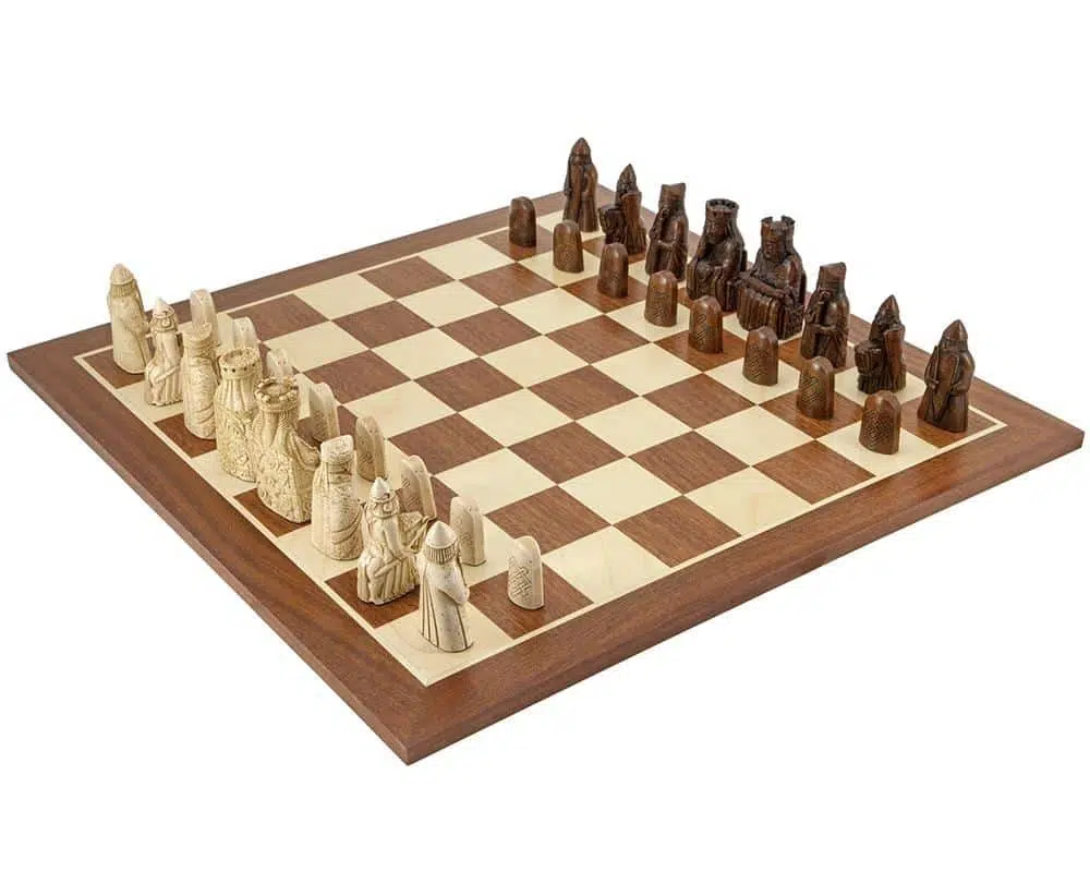 Conjunto Ilha de Lewis Gigante Tabuleiro de Xadrez em Madeira de Ácer e Mogno e Jogo de Xadrez completo (peças + tabuleiro) Ilha de Lewis