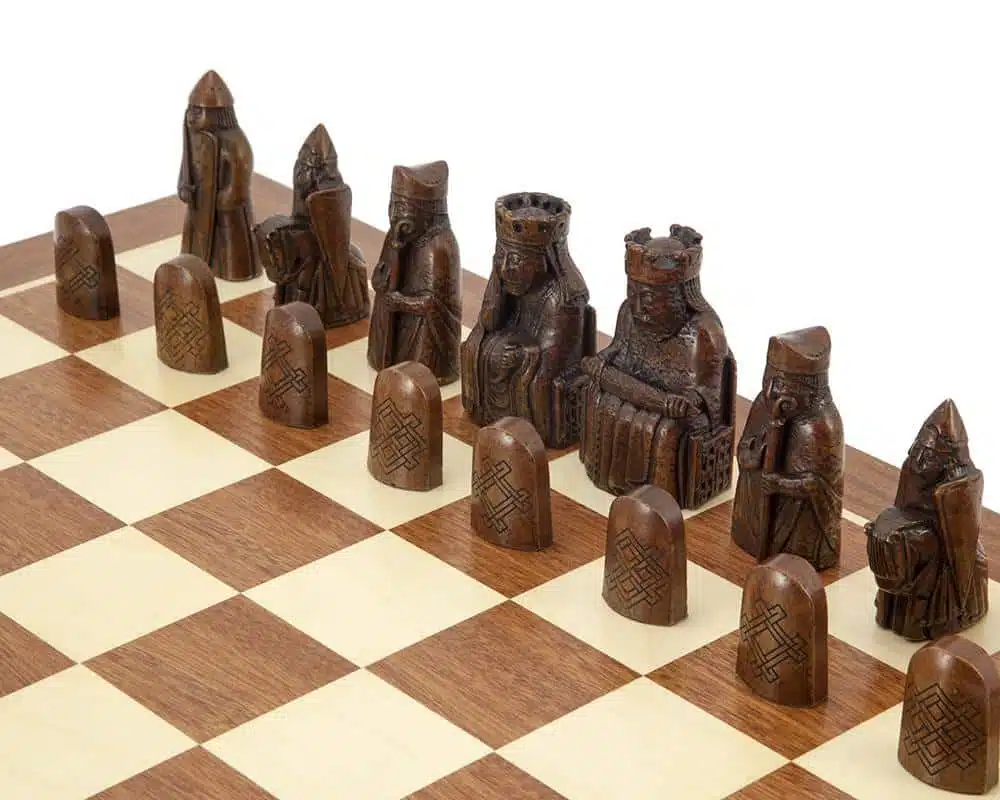 Conjunto Ilha de Lewis Gigante Tabuleiro de Xadrez em Madeira de Ácer e Mogno e Jogo de Xadrez completo (peças + tabuleiro) Ilha de Lewis - Image 3