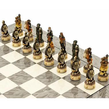 Peças de xadrez Dark Fantasy em resina, detalhe das figuras esqueléticas e encapuzadas