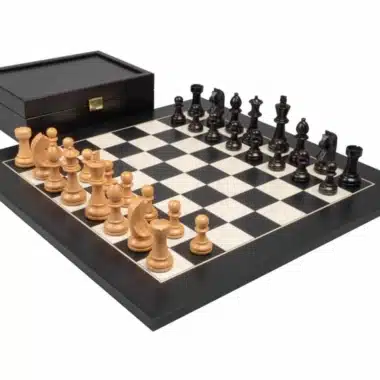Conjunto Knight Design Tabuleiro de Xadrez em Madeira de Choupo Preto e Ácer Branco & Jogo de Xadrez em Buxo Ebanizado com Caixa de Arrumação