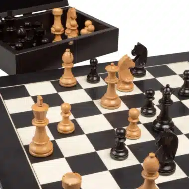 Alternative view of Conjunto Knight Design Tabuleiro de Xadrez em Madeira de Choupo Preto e Ácer Branco & Jogo de Xadrez em Buxo Ebanizado com Caixa de Arrumação
