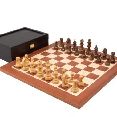 Conjunto Novice Tabuleiro de Xadrez em Madeira de Mogno, Jogo de Xadrez em Madeira de Acácia e Buxo & Caixa de Arrumação em Wenge