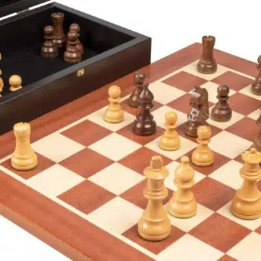 Alternative view of Conjunto Novice Tabuleiro de Xadrez em Madeira de Mogno, Jogo de Xadrez em Madeira de Acácia e Buxo & Caixa de Arrumação em Wenge