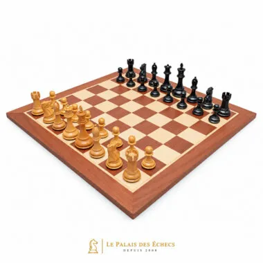 Jogo de xadrez completo Abbaye, peças em buxo e buxo ebonizado sobre tabuleiro de mogno e ácer