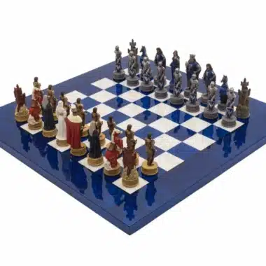 Conjunto Camelot Rei Artur VIII Tabuleiro de Xadrez em Madeira de Ácer Azul e Jogo de Xadrez em Resina