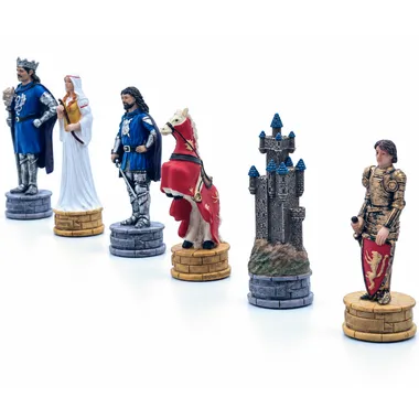 Pormenor das peças Camelot: dama, cavaleiro, cavalo e torre castelo no tabuleiro