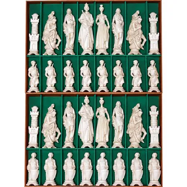 Peças de xadrez Renaissance esculpidas alinhadas na caixa verde