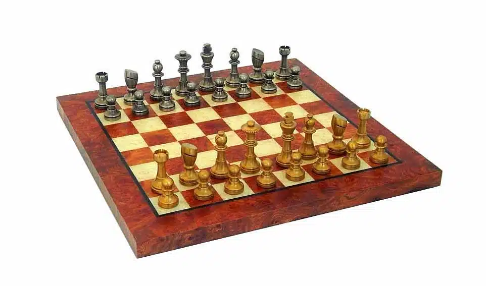 Ensemble "Staunton Piccolo" Echiquier en Bois de Bruyère et d'Orme & Jeu d'Echecs en Laiton Massif