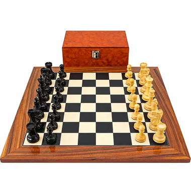 Jogo de xadrez Supreme II visto de frente com a caixa em folheado de raiz ao fundo