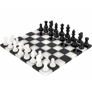 Jogo de xadrez completo em mármore preto e branco, visto de frente