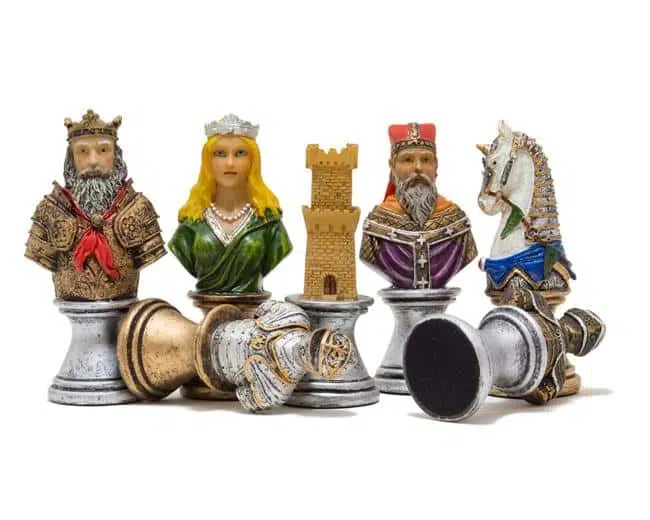 Conjunto Busto Medieval II Tabuleiro Preto e Dourado em Couro Sintético e Jogo de Xadrez em Resina Pintado à Mão - Image 7