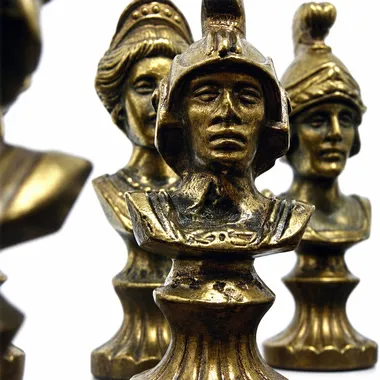 Peças de xadrez em metal dourado, bustos romanos detalhados, em close-up