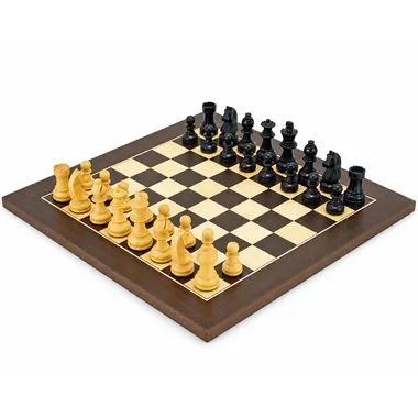 Jogo de xadrez completo disposto no tabuleiro de wenge e ácer, vista geral