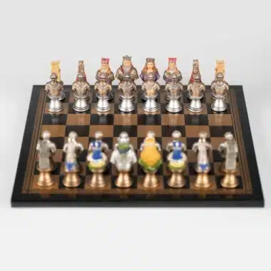 Conjunto Busto Medieval II Tabuleiro Preto e Dourado em Couro Sintético e Jogo de Xadrez em Resina Pintado à Mão
