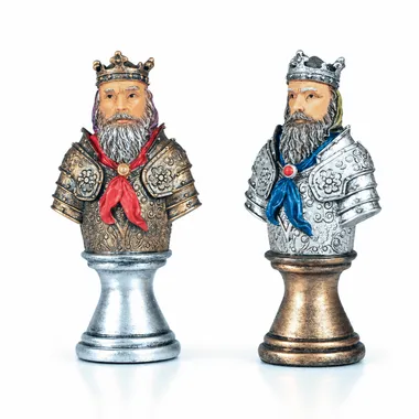 Jogo de xadrez Busto Medieval II sobre tabuleiro preto e dourado, vista geral