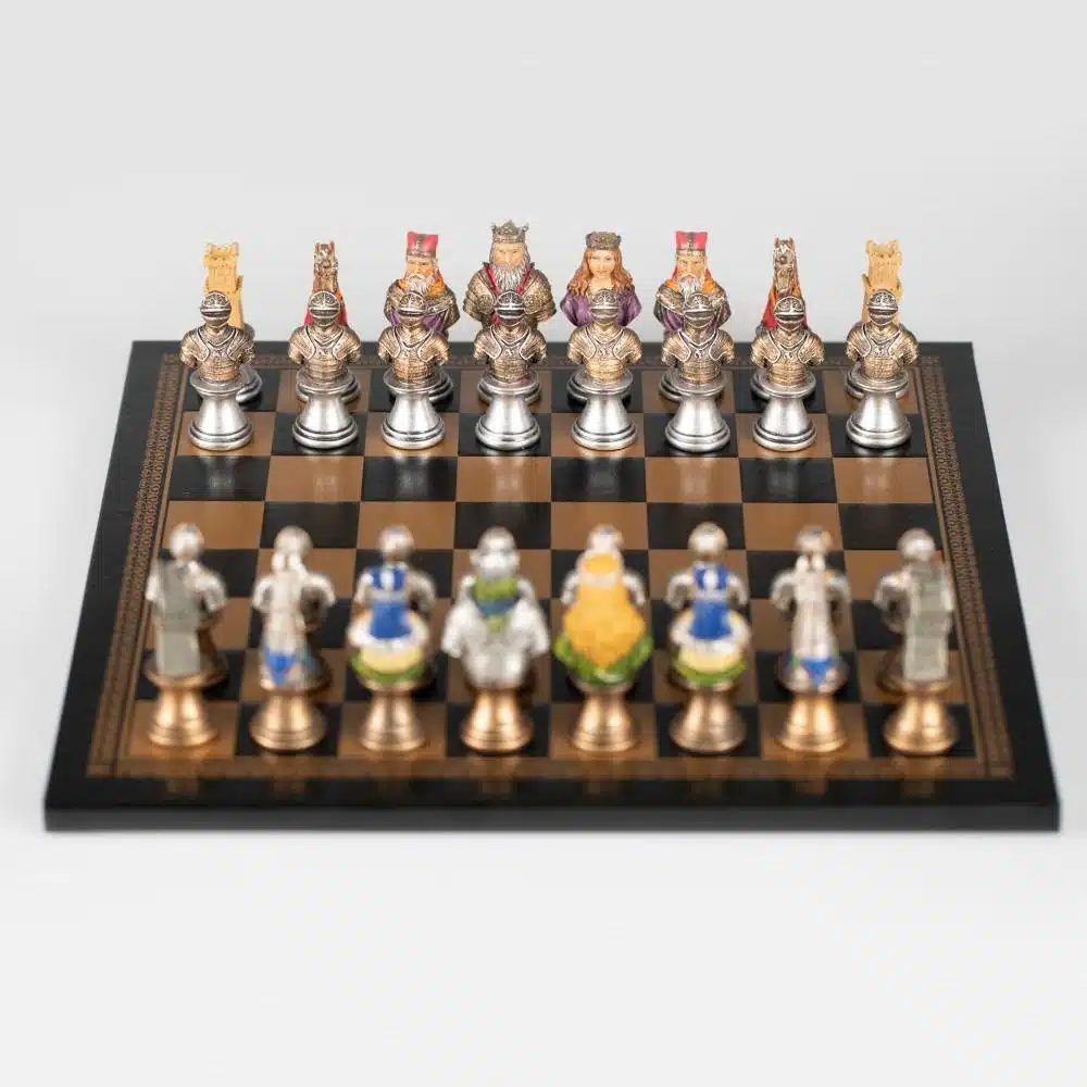 Conjunto Busto Medieval II Tabuleiro Preto e Dourado em Couro Sintético e Jogo de Xadrez em Resina Pintado à Mão