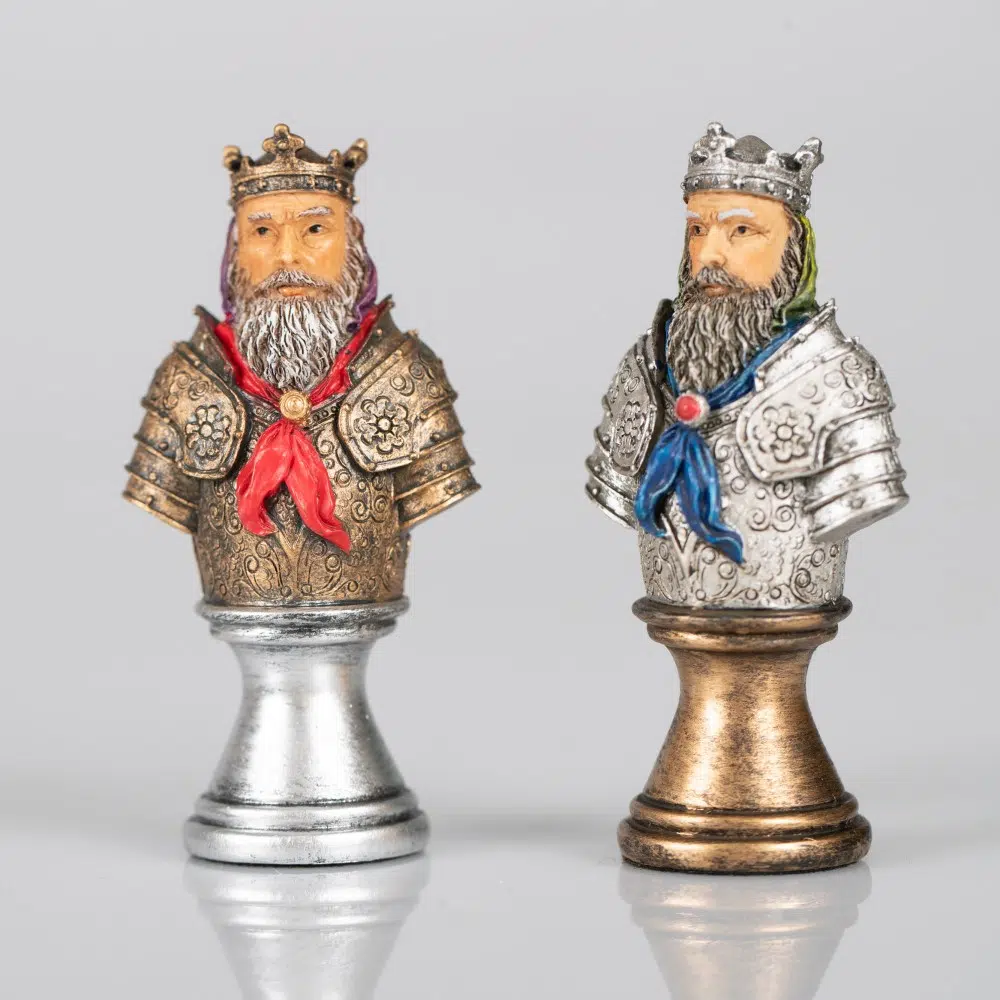 Conjunto Busto Medieval II Tabuleiro Preto e Dourado em Couro Sintético e Jogo de Xadrez em Resina Pintado à Mão - Image 11