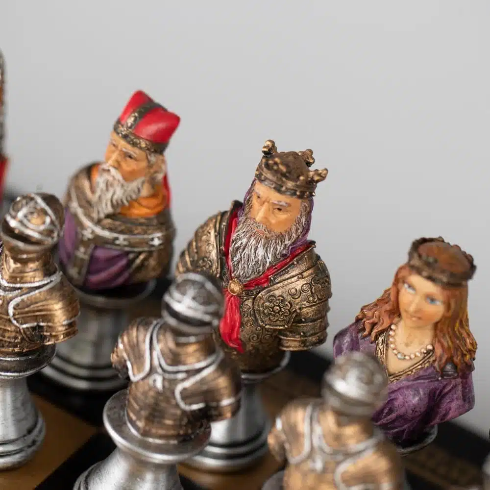 Conjunto Busto Medieval II Tabuleiro Preto e Dourado em Couro Sintético e Jogo de Xadrez em Resina Pintado à Mão - Image 6