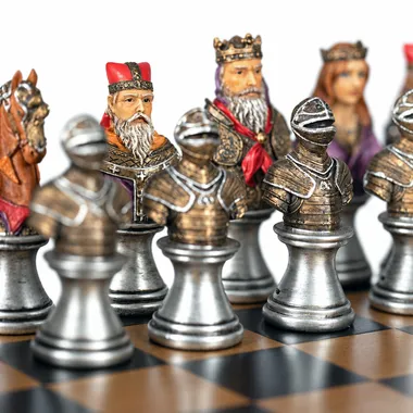 Peças Busto Medieval II em resina pintada, detalhe dos reis e cavalos