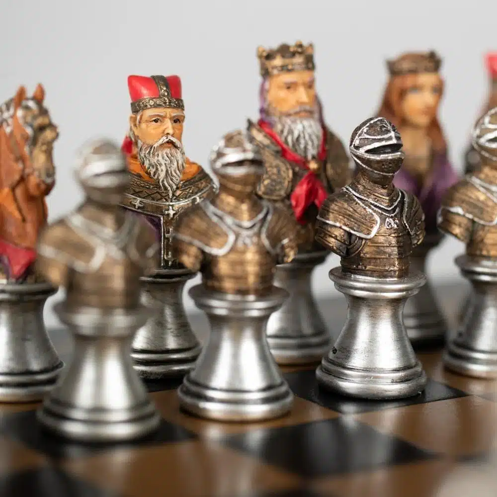 Conjunto Busto Medieval II Tabuleiro Preto e Dourado em Couro Sintético e Jogo de Xadrez em Resina Pintado à Mão - Image 2