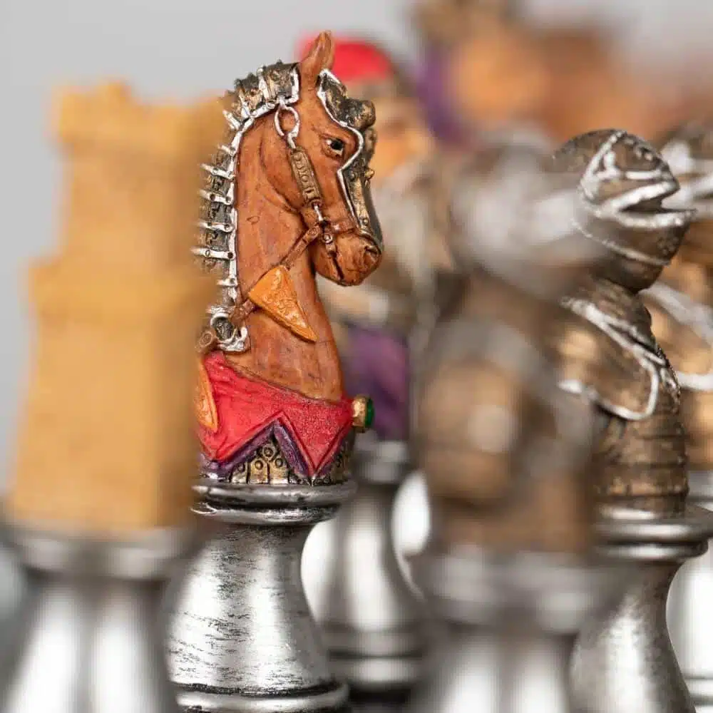 Conjunto Busto Medieval II Tabuleiro Preto e Dourado em Couro Sintético e Jogo de Xadrez em Resina Pintado à Mão - Image 4